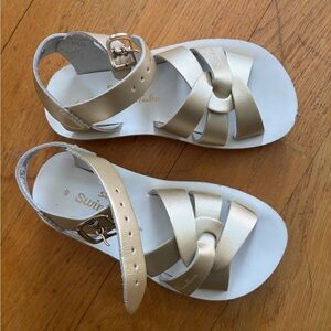 Saltwater sandals size 9 EUC worn twice